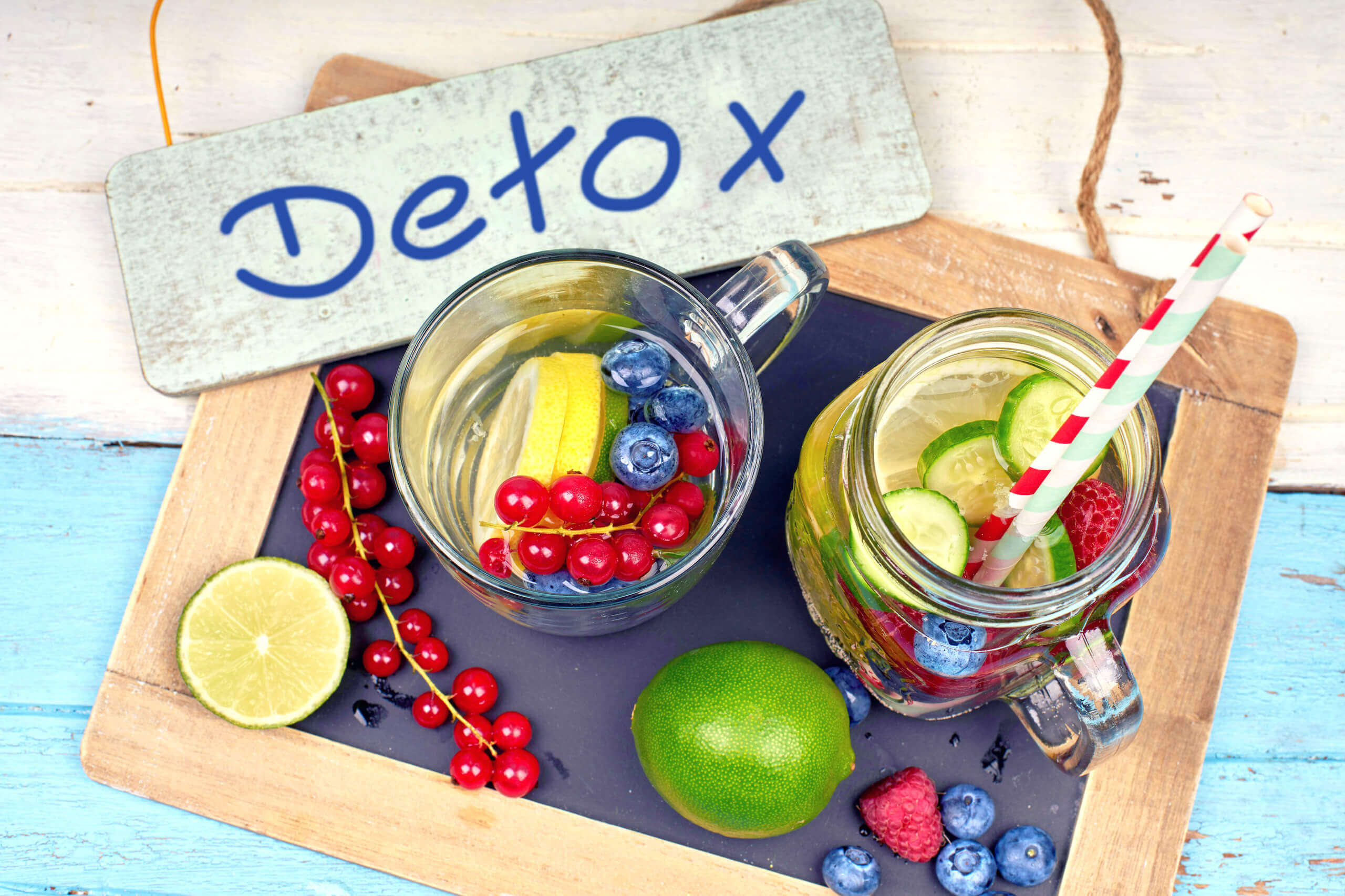 Detox Getränke mit verschiedenem Obst auf einer Kreidetafel